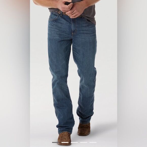WRANGLER RETRO® RELAXED FIT BOOTCUT JEAN  Men's Size 38 x 30 - Picture 1 of 9